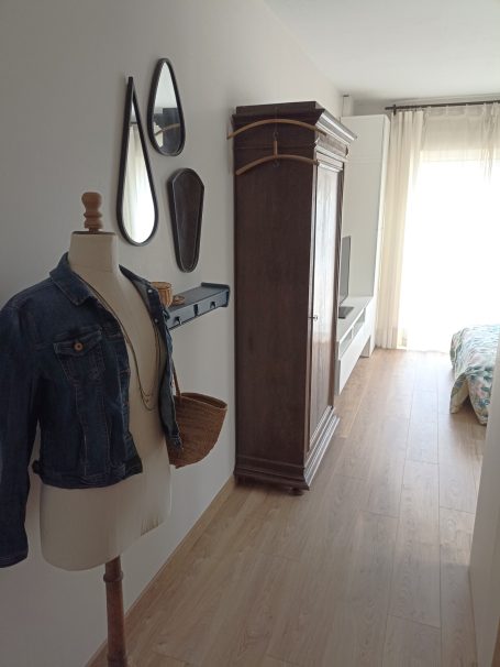 Désencombrement et décoration chinée de la chambre parentale dans le Lauragais. Bustier, accumulation de miroirs, armoire ancienne dans une chambre moderne - Désencombrement et décoration dans le Lauragais.