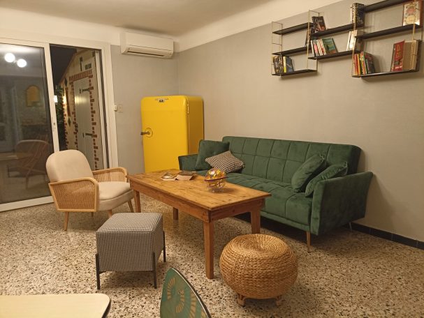 Projet de décoration du salon d'une maison en location saisonnière Aménagement et décoration intérieure personnalisé pour créer une ambiance unique dans cet intérieur