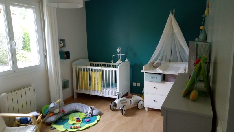Aménagement personnalisé de la chambre de bébé à Toulouse. Décoration de la chambre de bébé: teintes harmonieuses, mobilier pratique, upcycling d'un ciel de lit ancien à Toulouse.