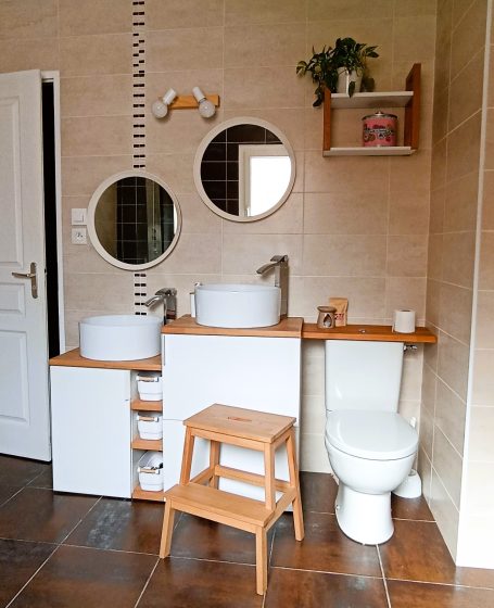 Conception personnalisée - Salle de bain avec deux vasques adaptées aux enfants - Upcycling Aménagement intérieur malin et peu coûteux dans une salle de bain d'enfants - Astucieux et pratique